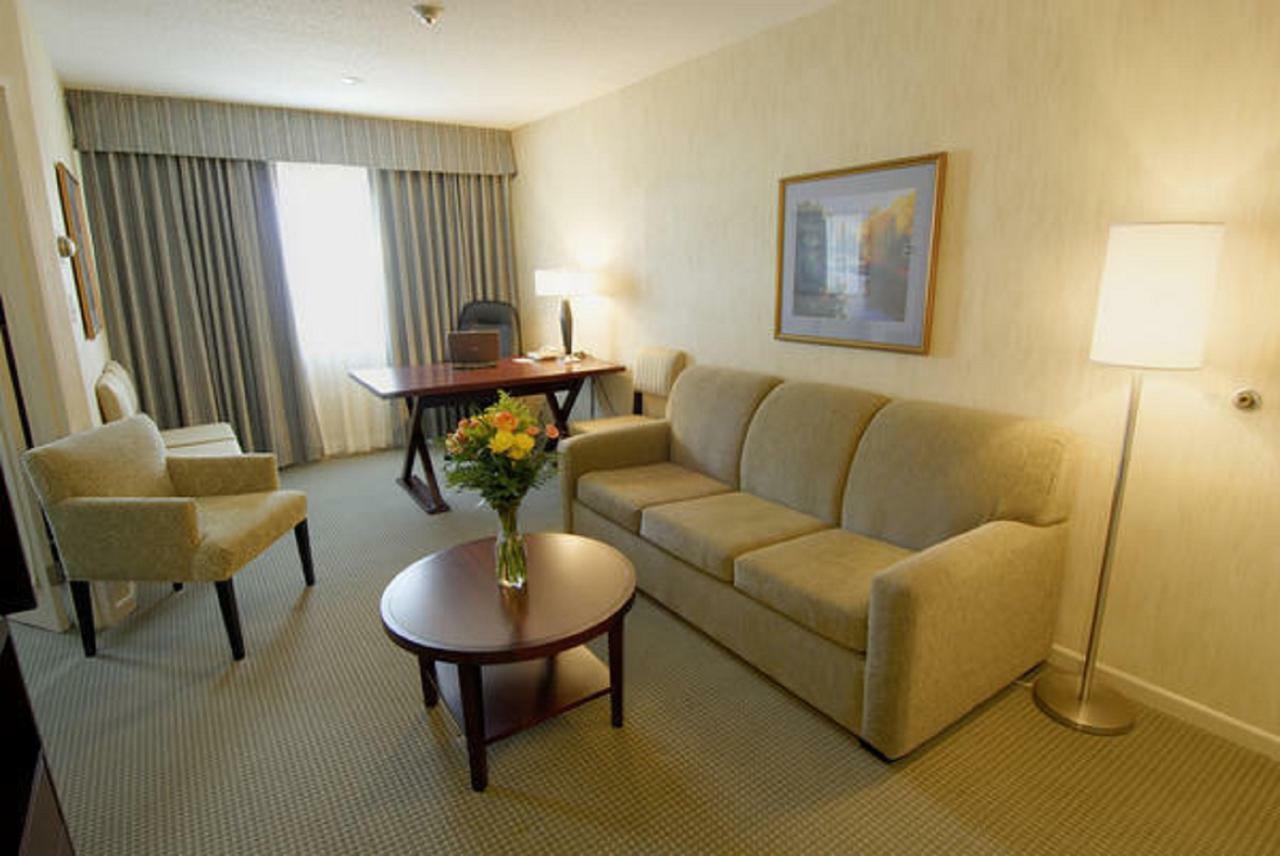 Embassy Suites By Hilton Montreal Airport Pointe-Claire Room photo